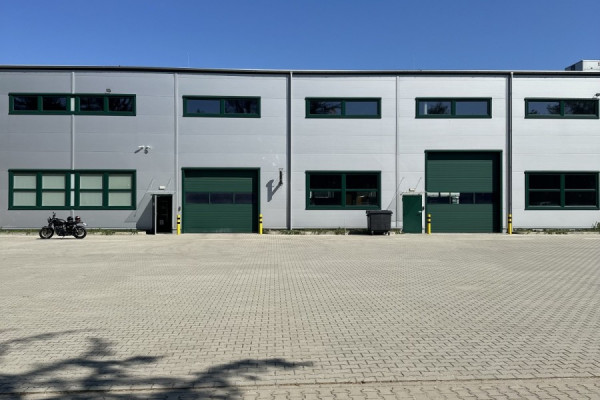 Niwy, Niwki Daleszyckie, Hala PRO z biurem przy trasie ekspresowej nr 74