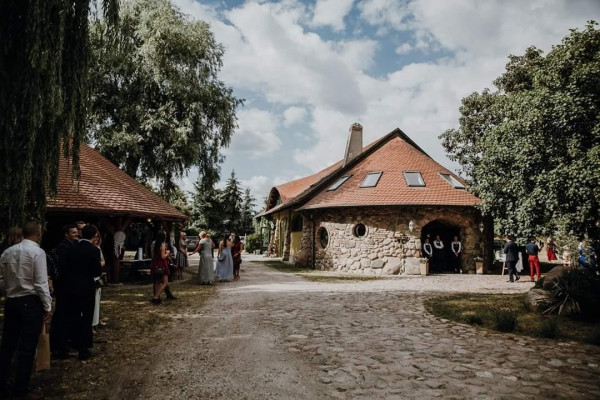 powiat poznański, Drwęsa, Przylesie, Dom weselny ze stawem i trzema budynkami i altaną